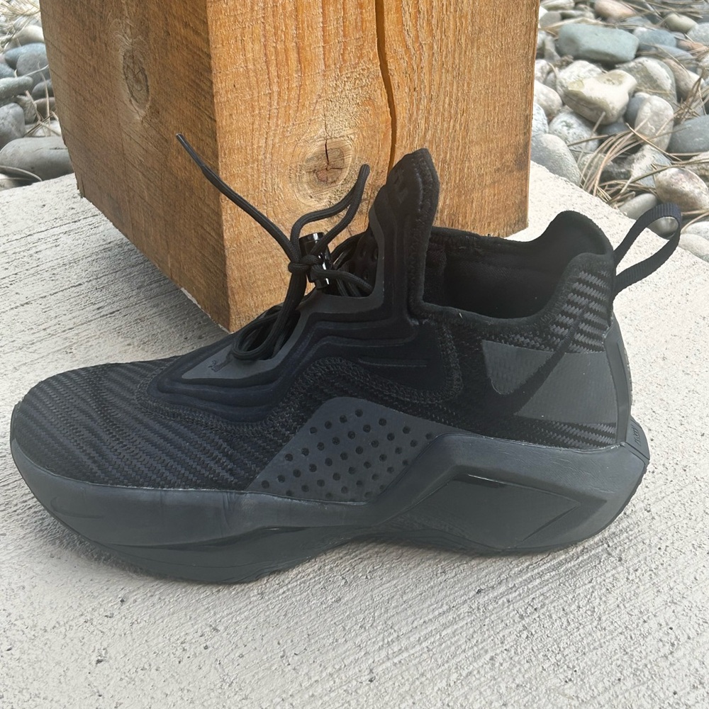 Nike men’s LeBron Soldier XIV Black Sneakers